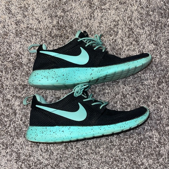 Women's Nike Roshe Runs - Picture 3 of 6